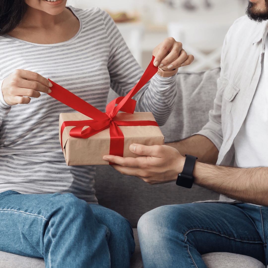 Unforgettable Gifts for Your Girlfriend: Make Her Smile with Thoughtful Surprises - The Golden Theory