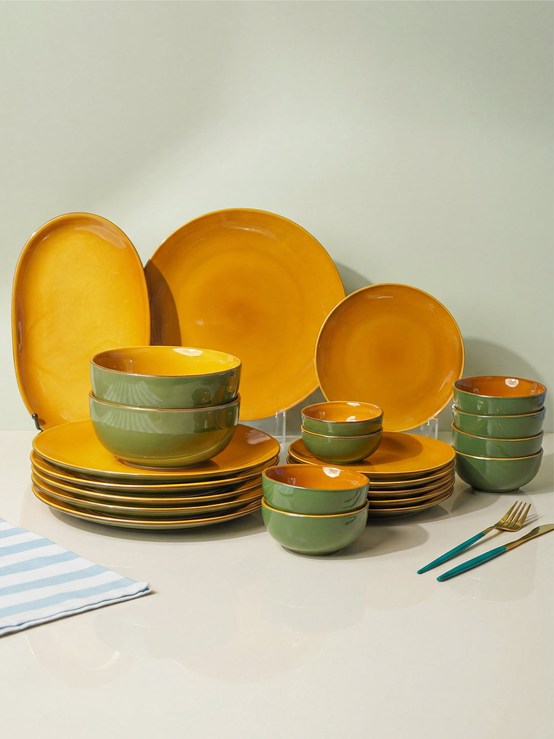 Golden Dinner Set with Green Exterior (Set of 23) Main image