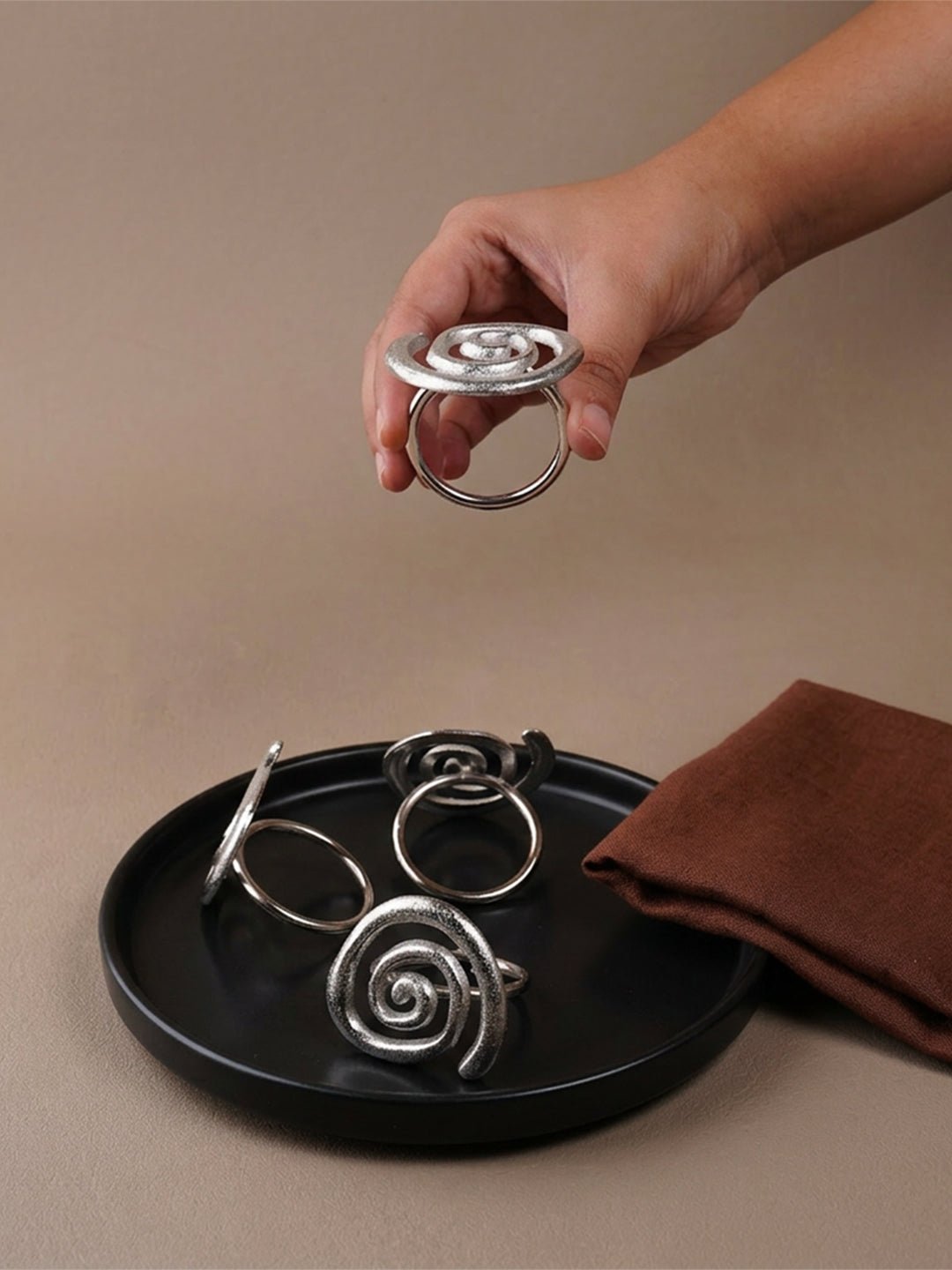 4-Piece Stainless Steel Spiral Napkin Ring Set - The Golden Theory