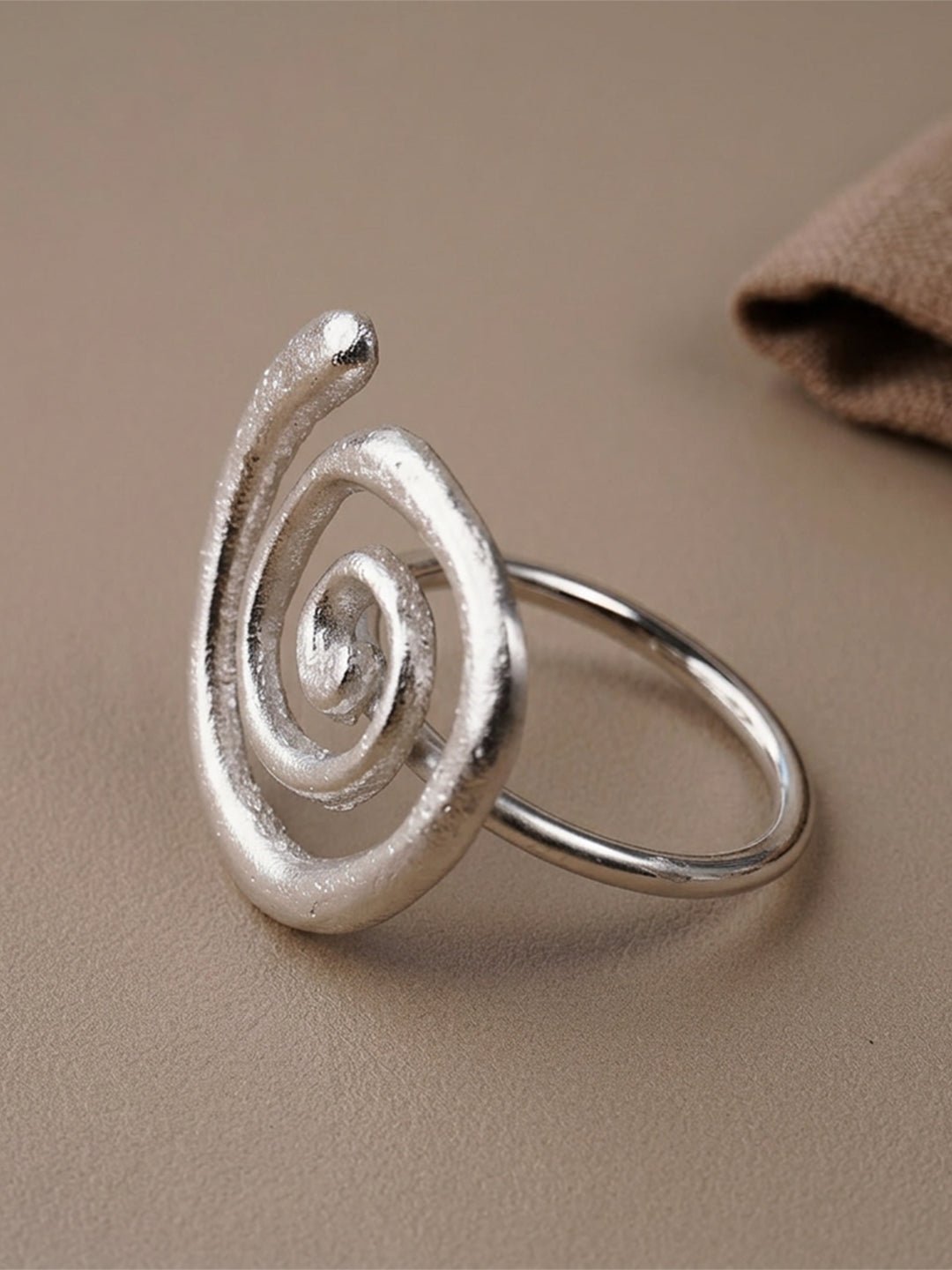 4-Piece Stainless Steel Spiral Napkin Ring Set - The Golden Theory