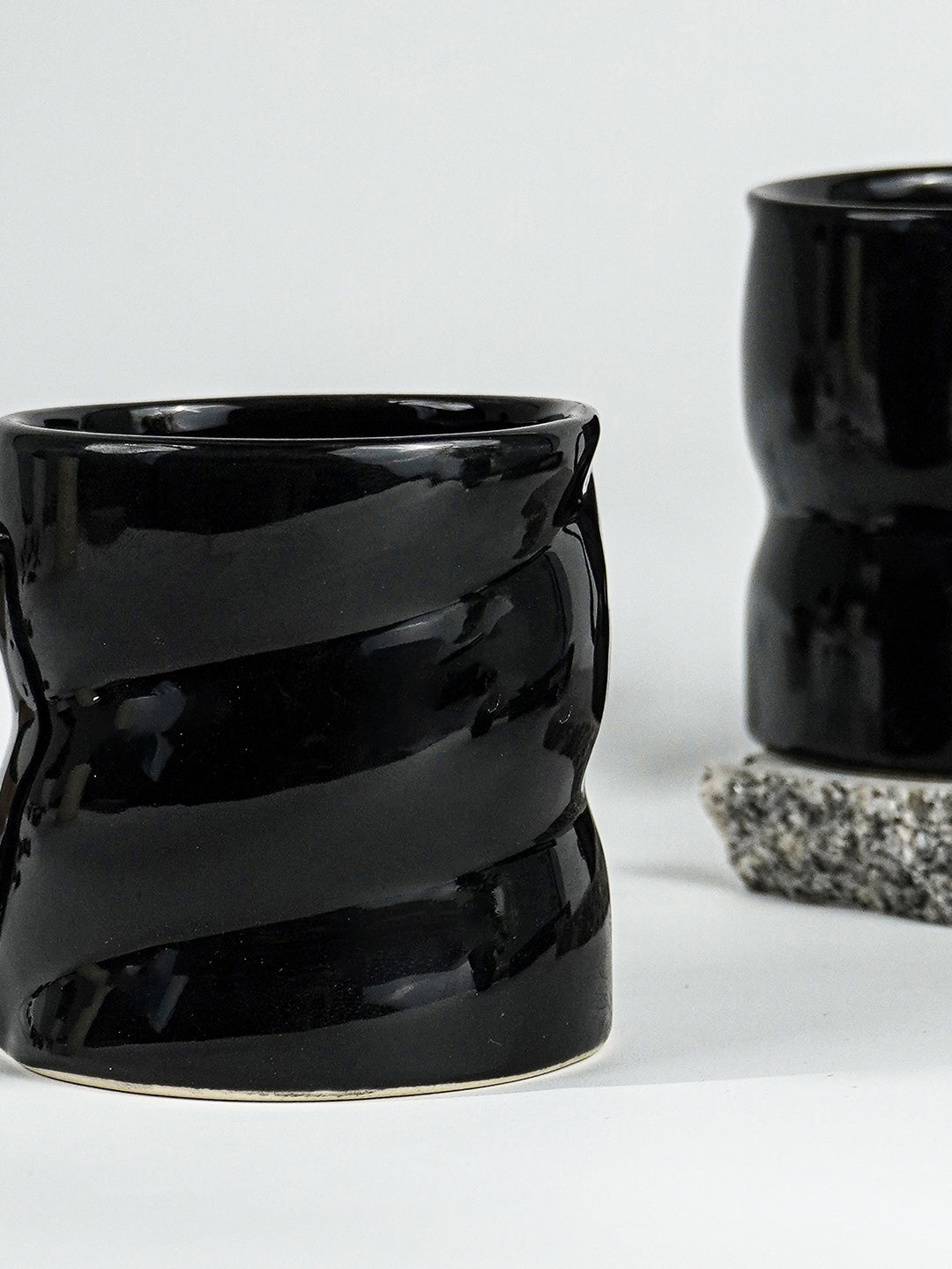 Curved Grip Design Black Ceramic Mug Secondary image