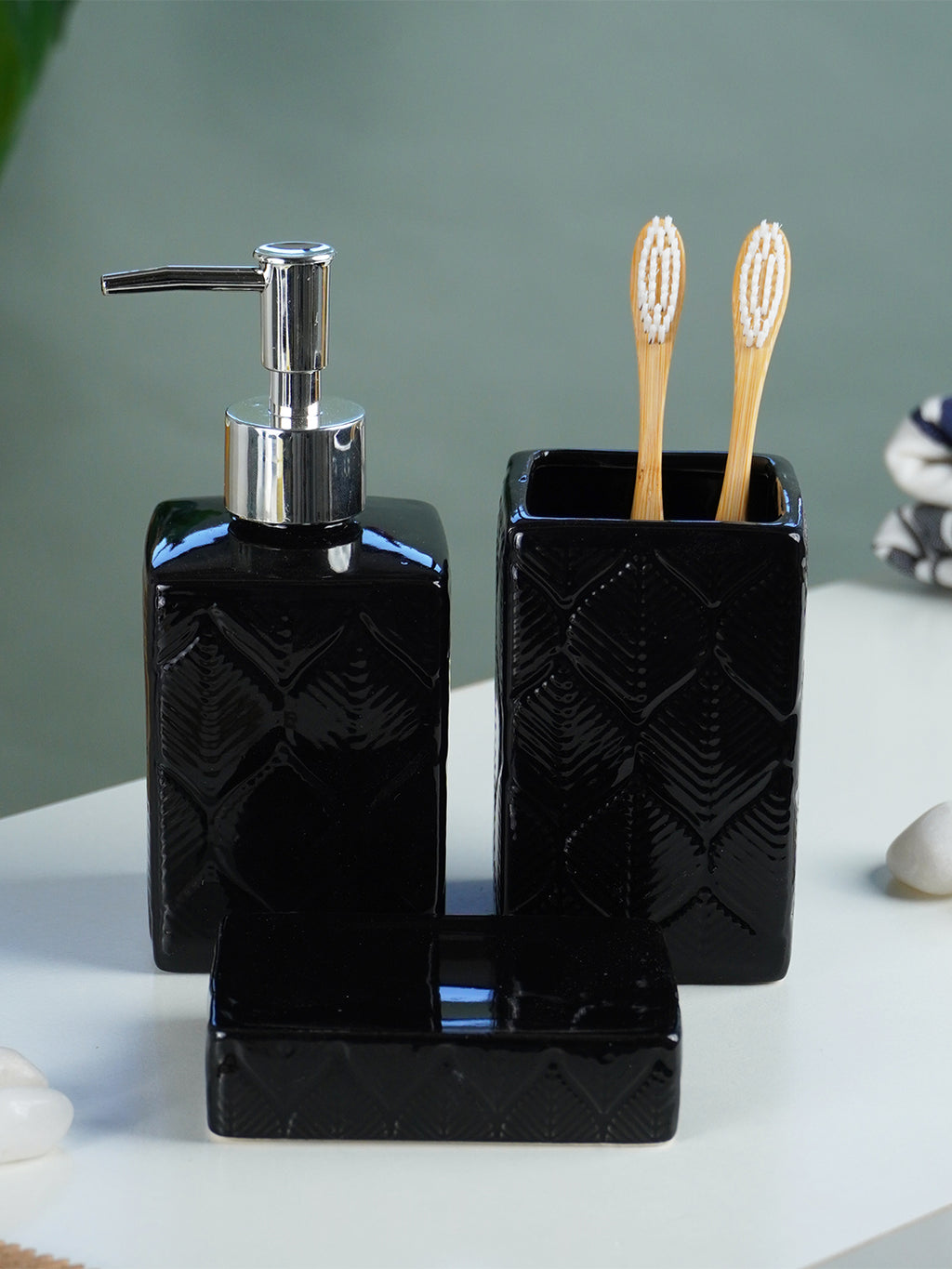 Black Glossy Ceramic Bathroom Set with Embossed Leaf Pattern Set of 3