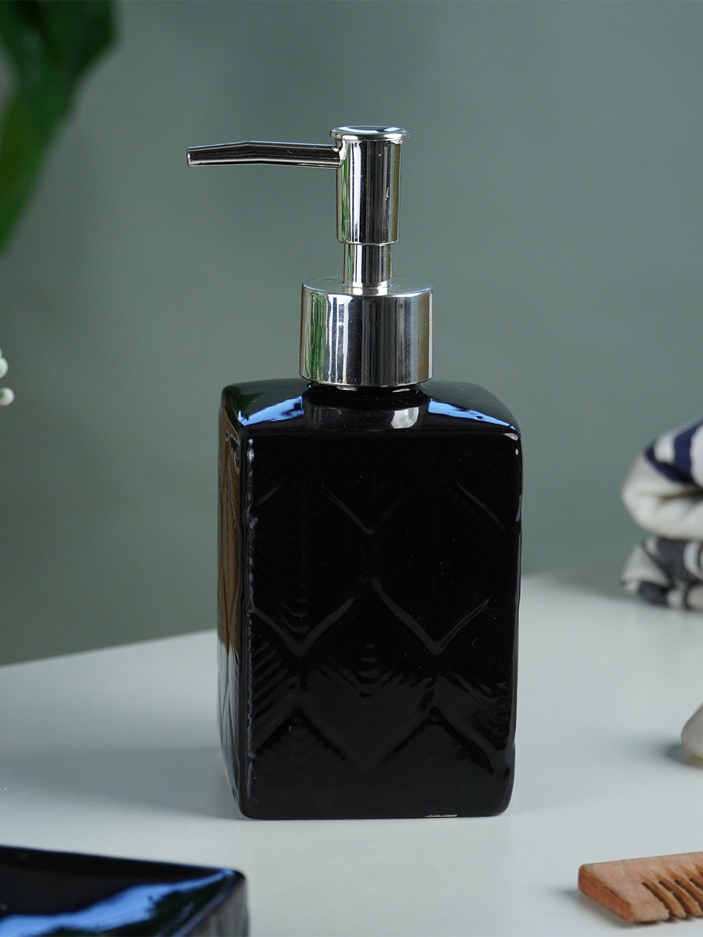 Black Glossy Ceramic Bathroom Set with Embossed Leaf Pattern Set of 3