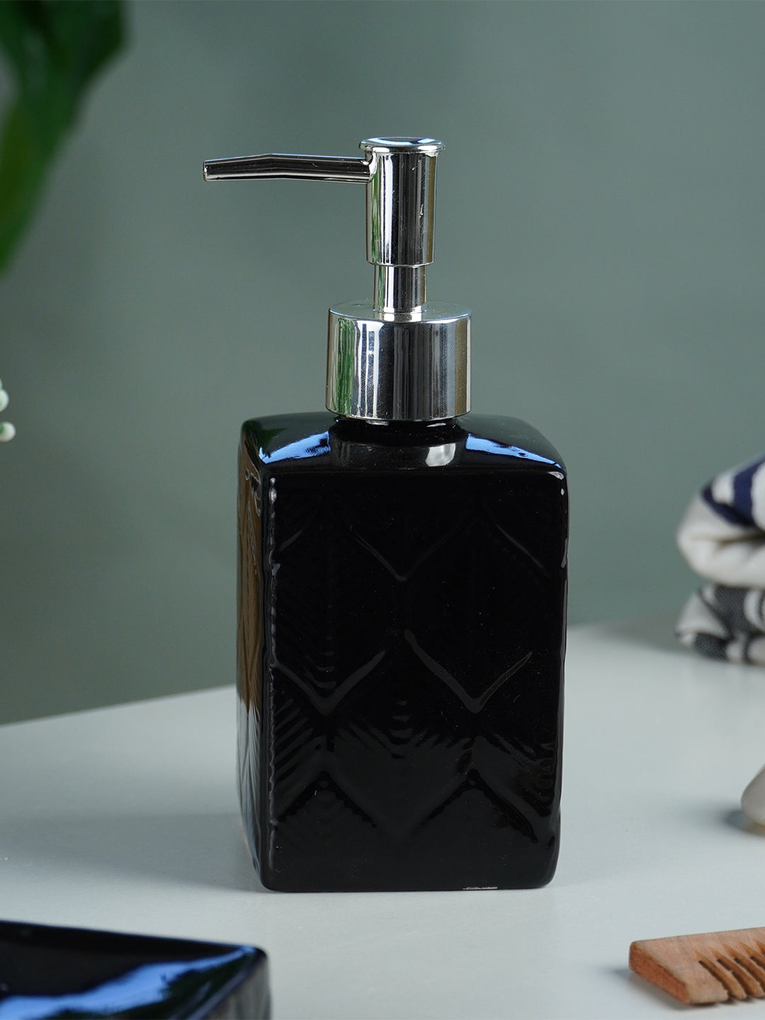 Black Glossy Ceramic Bathroom Set with Embossed Leaf Pattern Set of 3