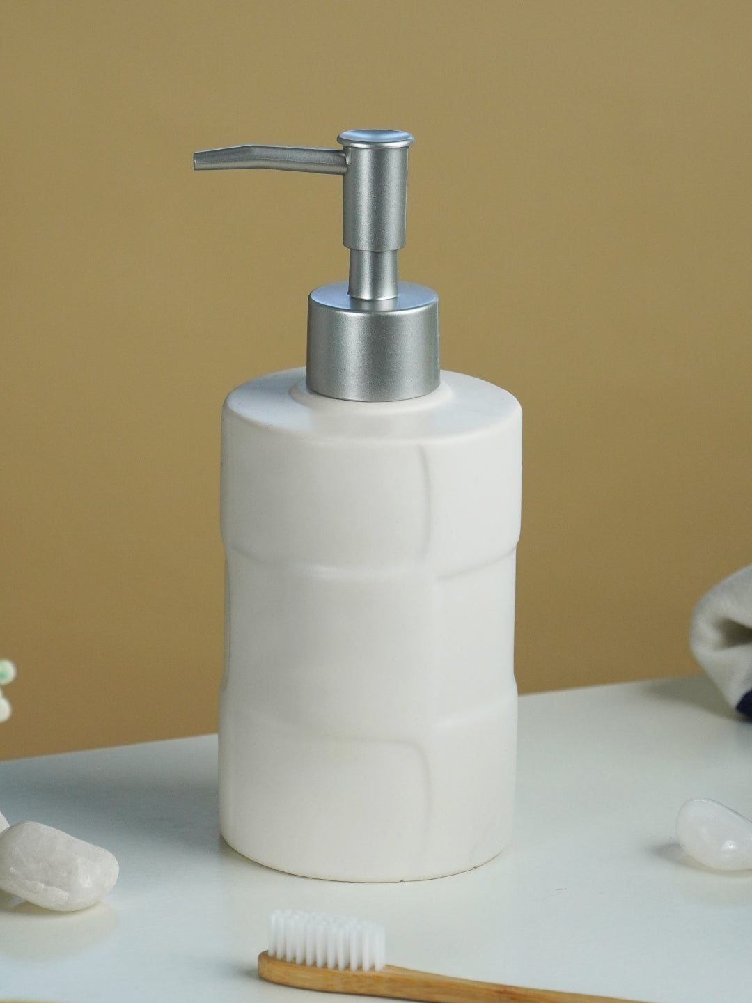 White Textured Ceramic Bathroom Set of 4 Secondary image