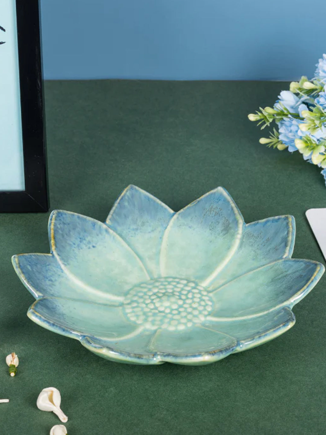 Dual Tone Blue Color Flower-Shaped Platter Secondary image