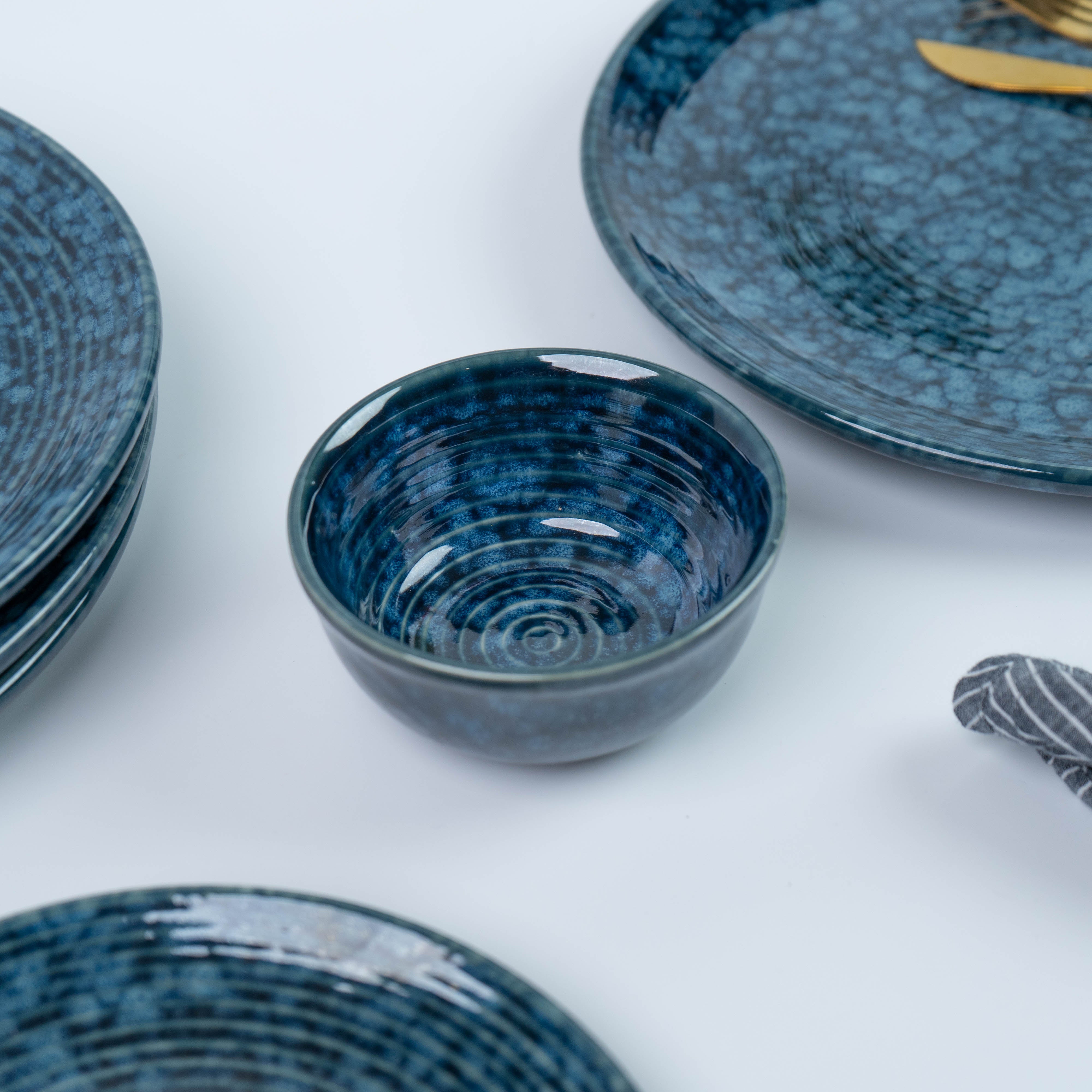 Dinner Set in Ceramic with a Speckled Blue Design (Set of 18)