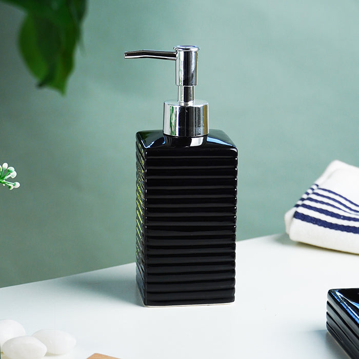 Black Ribbed Ceramic Bathroom Set of 4