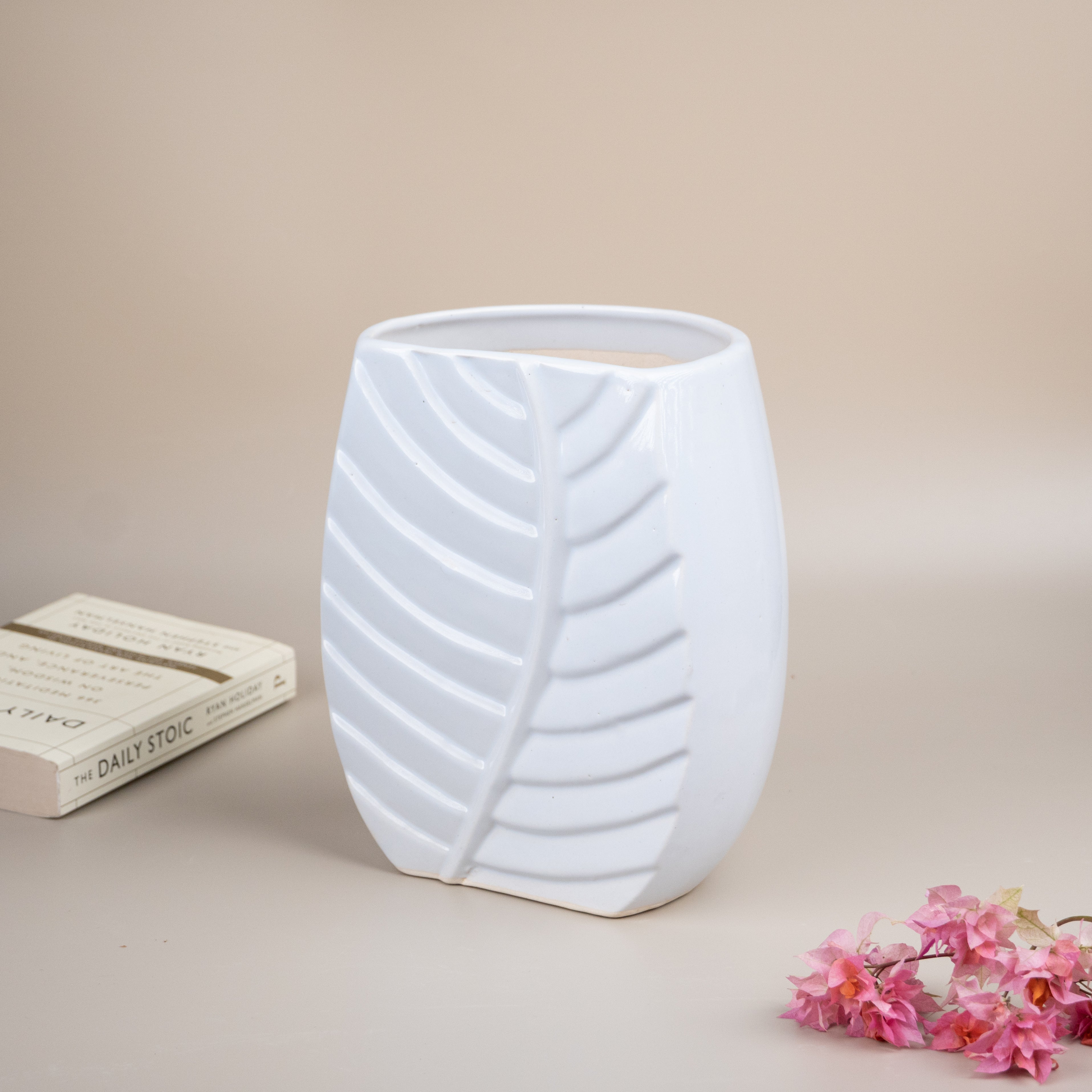 White Color Leaf Shaped Flower Vase Secondary image