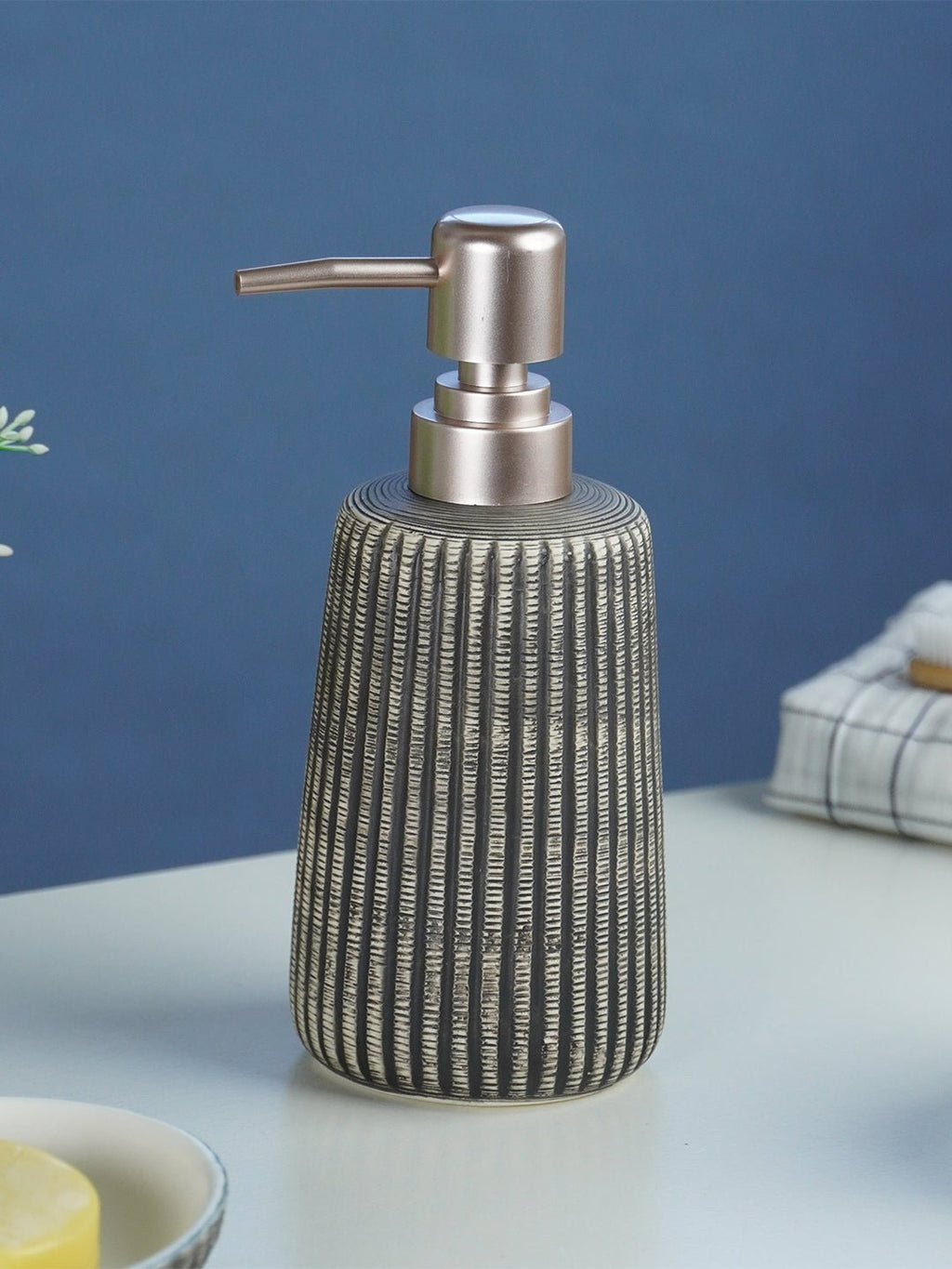 Black and Ivory Ribbed Ceramic Bathroom Set of 4 - The Golden Theory