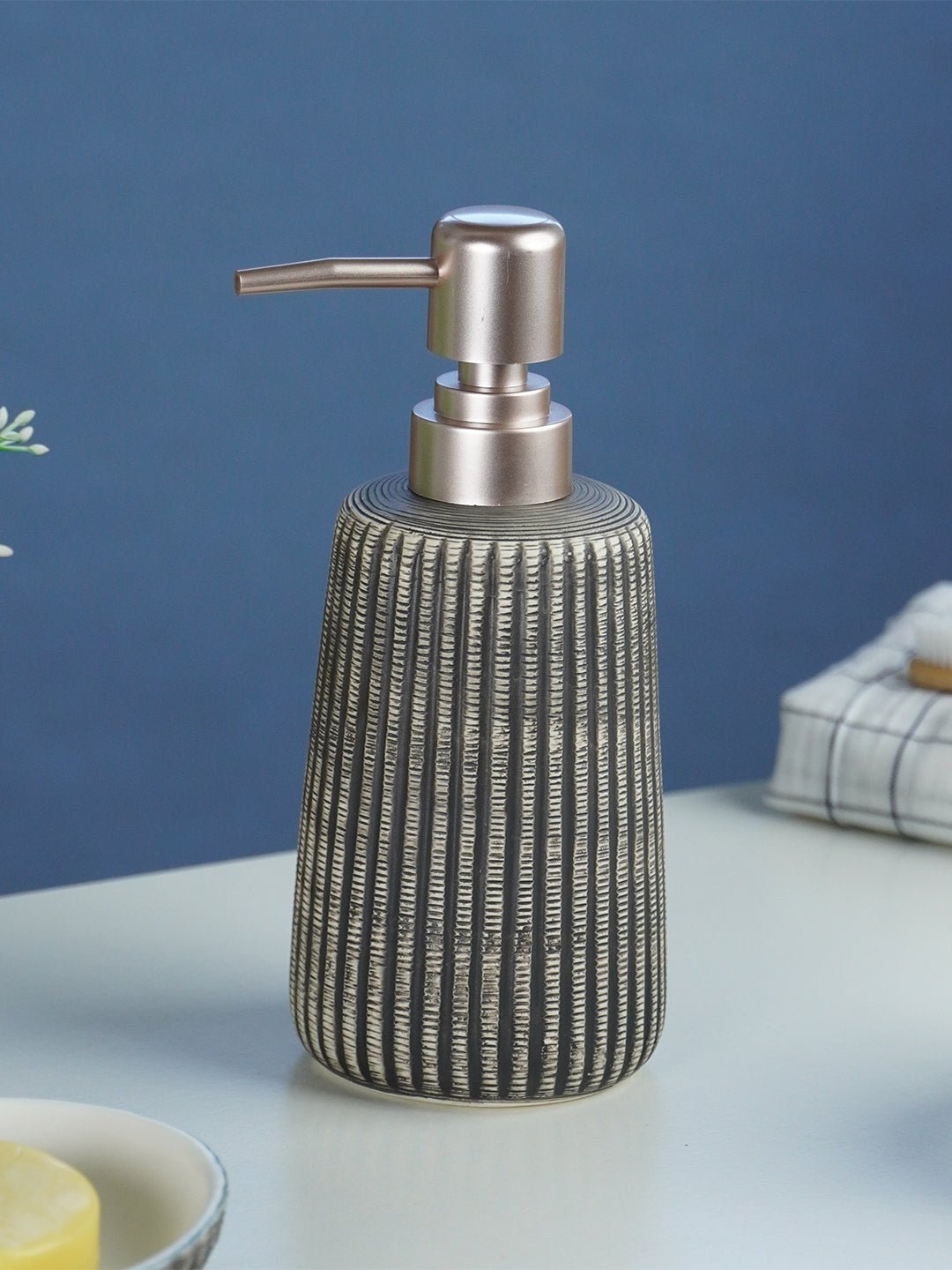 Black and Ivory Ribbed Ceramic Bathroom Set of 4 - The Golden Theory