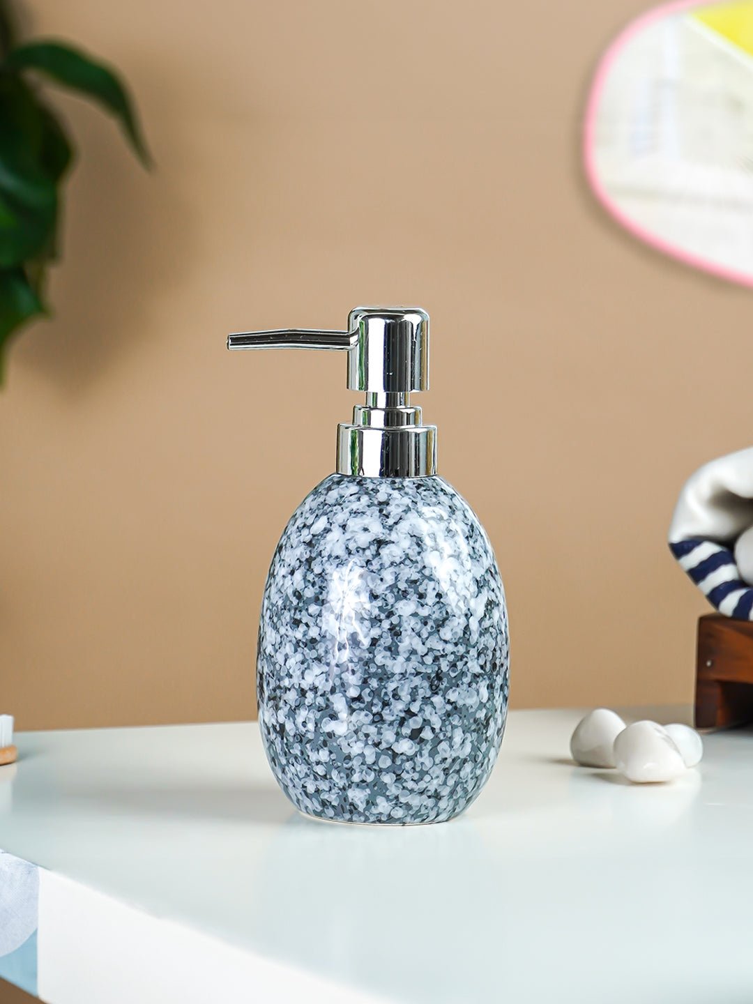 Black and White Granite-Style Ceramic Soap Dispenser - The Golden Theory Main image