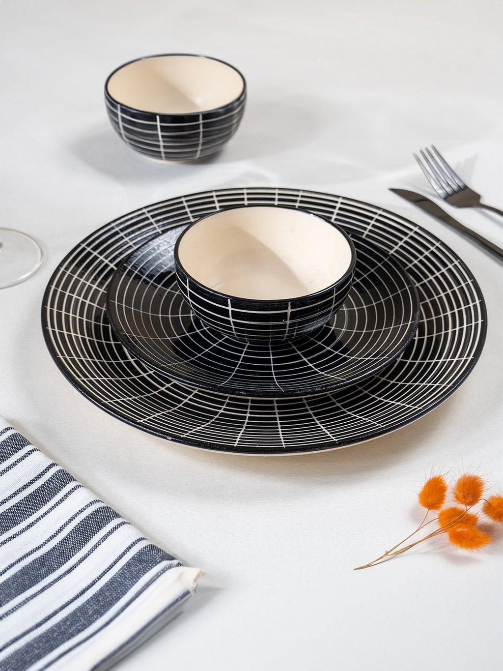 Black and White Grid Ceramic Dinnerware - Set of 18 - The Golden Theory