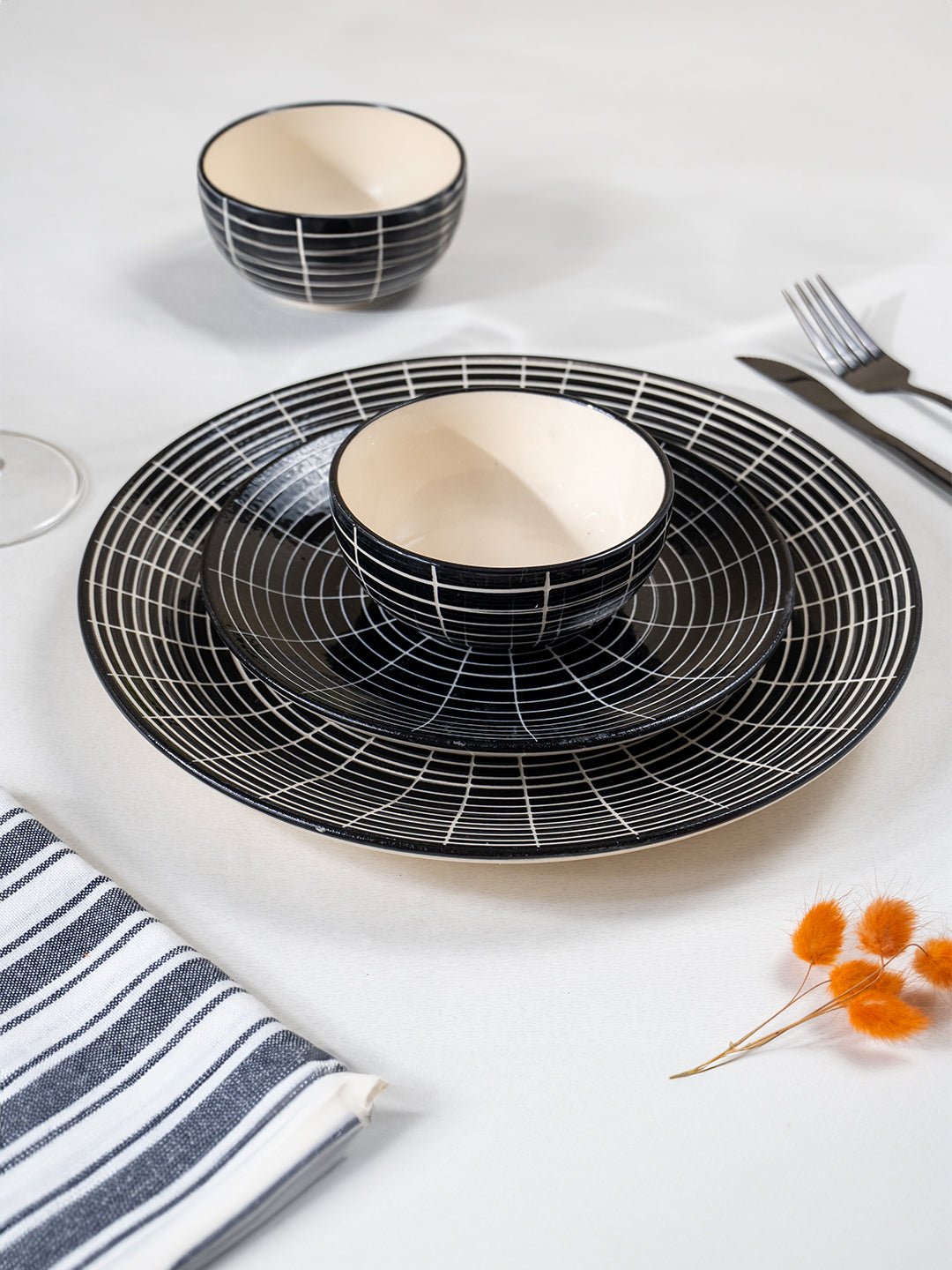 Black and White Grid Ceramic Dinnerware - Set of 18 - The Golden Theory