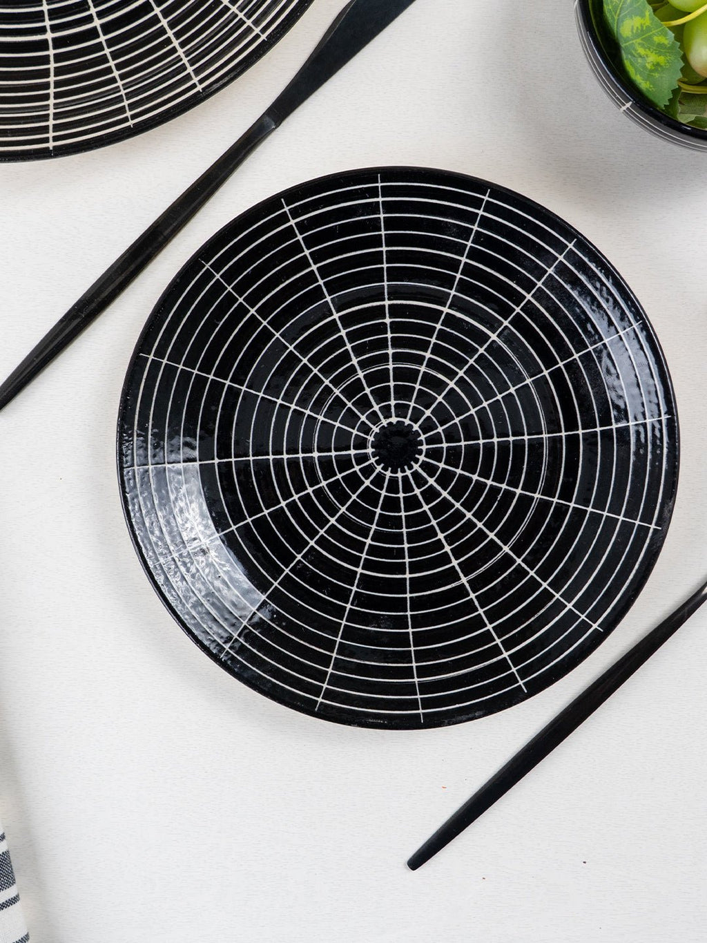 Black and White Grid Ceramic Dinnerware - Set of 18 - The Golden Theory