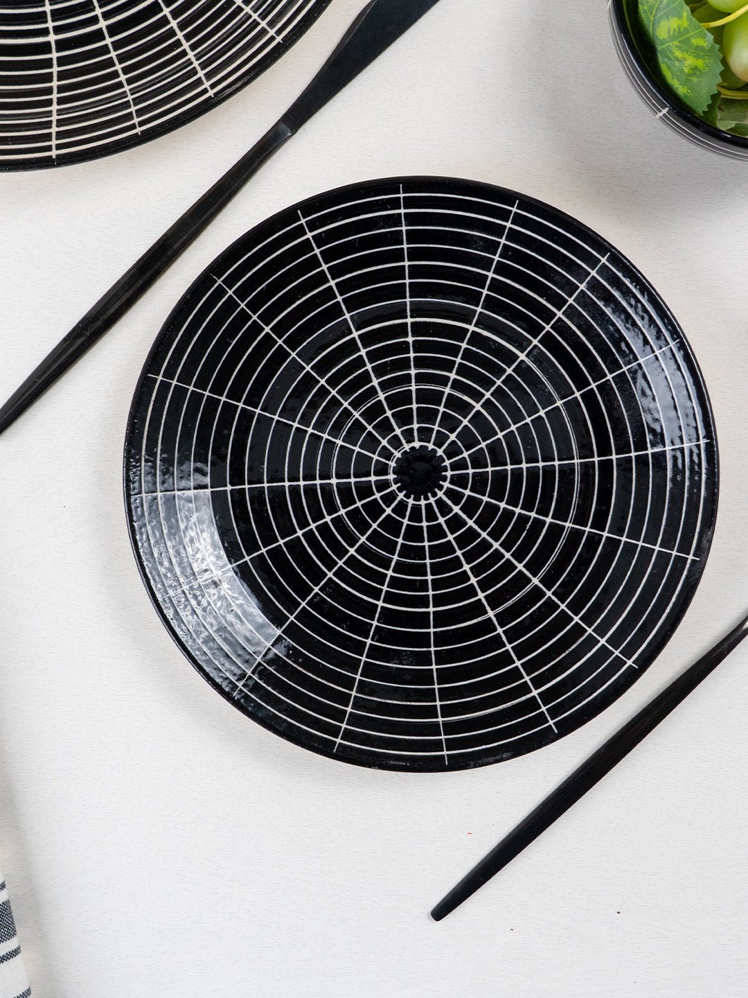 Black and White Grid Ceramic Dinnerware - Set of 18 - The Golden Theory