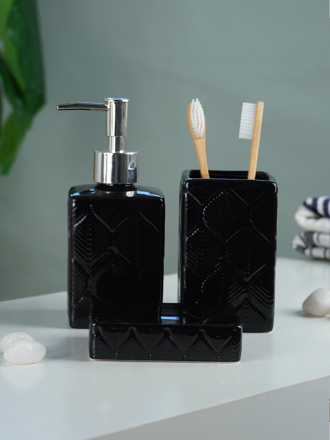 Black Glossy Ceramic Bathroom Set with Embossed Leaf Pattern Set of 3 - The Golden Theory Main image