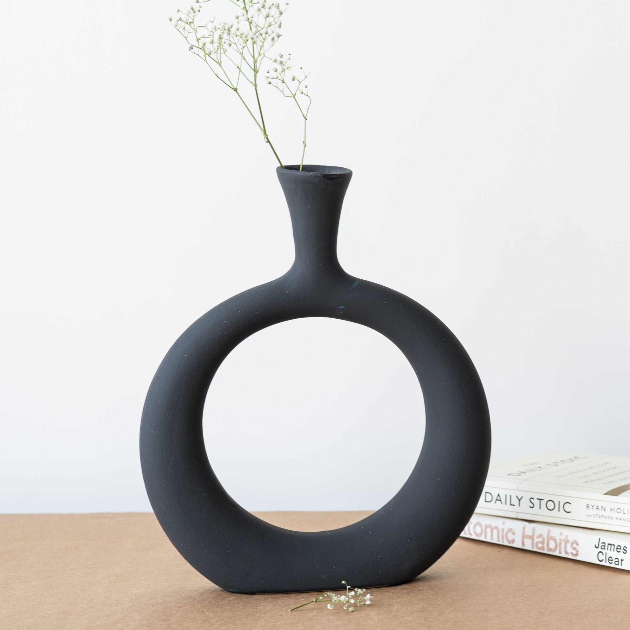Ceramic Circle Vase in Black - The Golden Theory