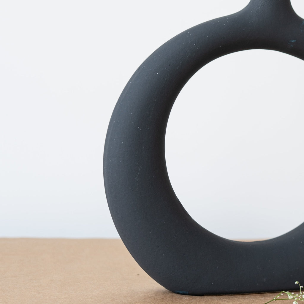 Ceramic Circle Vase in Black - The Golden Theory