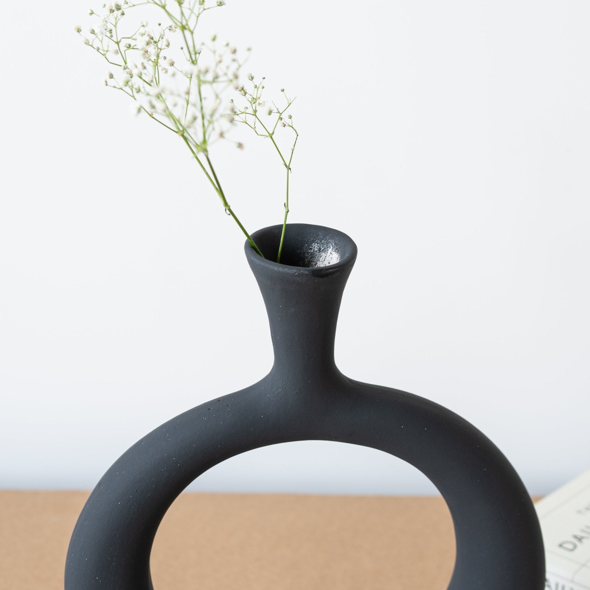 Ceramic Circle Vase in Black - The Golden Theory