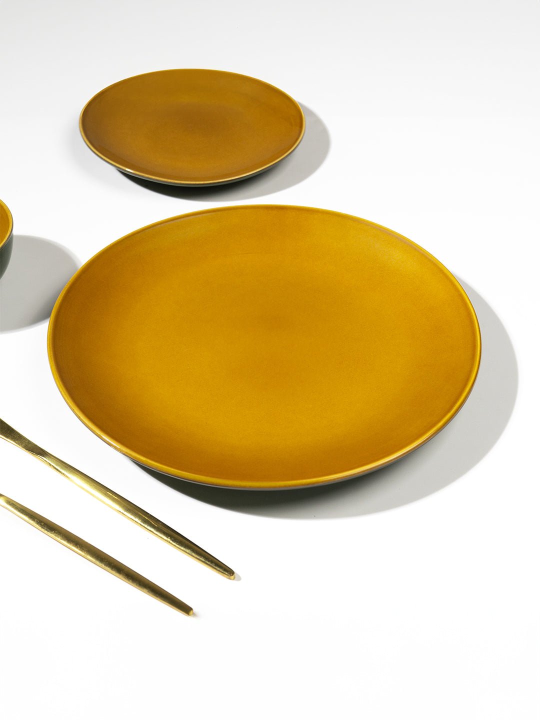 Golden Dinner Plate with Green Exterior - The Golden Theory Main image