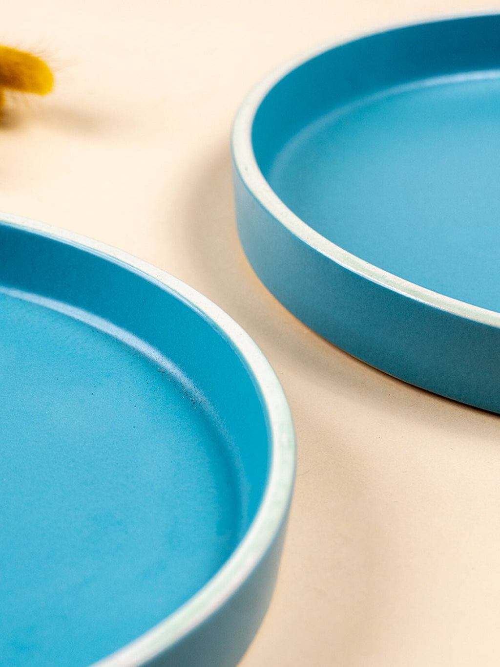 Modern Round Side Plate with Contrast Rim - The Golden Theory