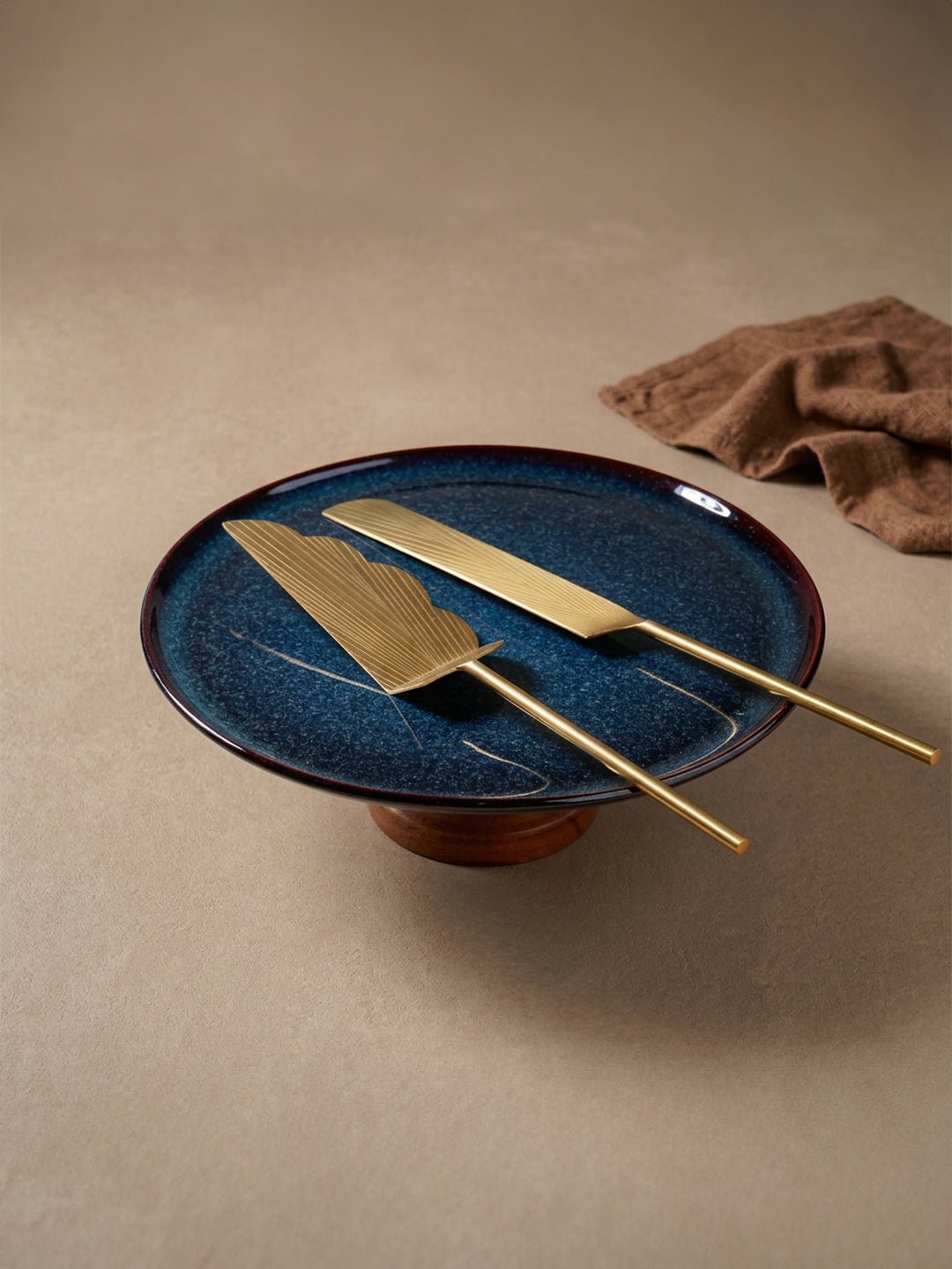 Premium Ceramic Cake Stand with Elevated Stand - The Golden Theory
