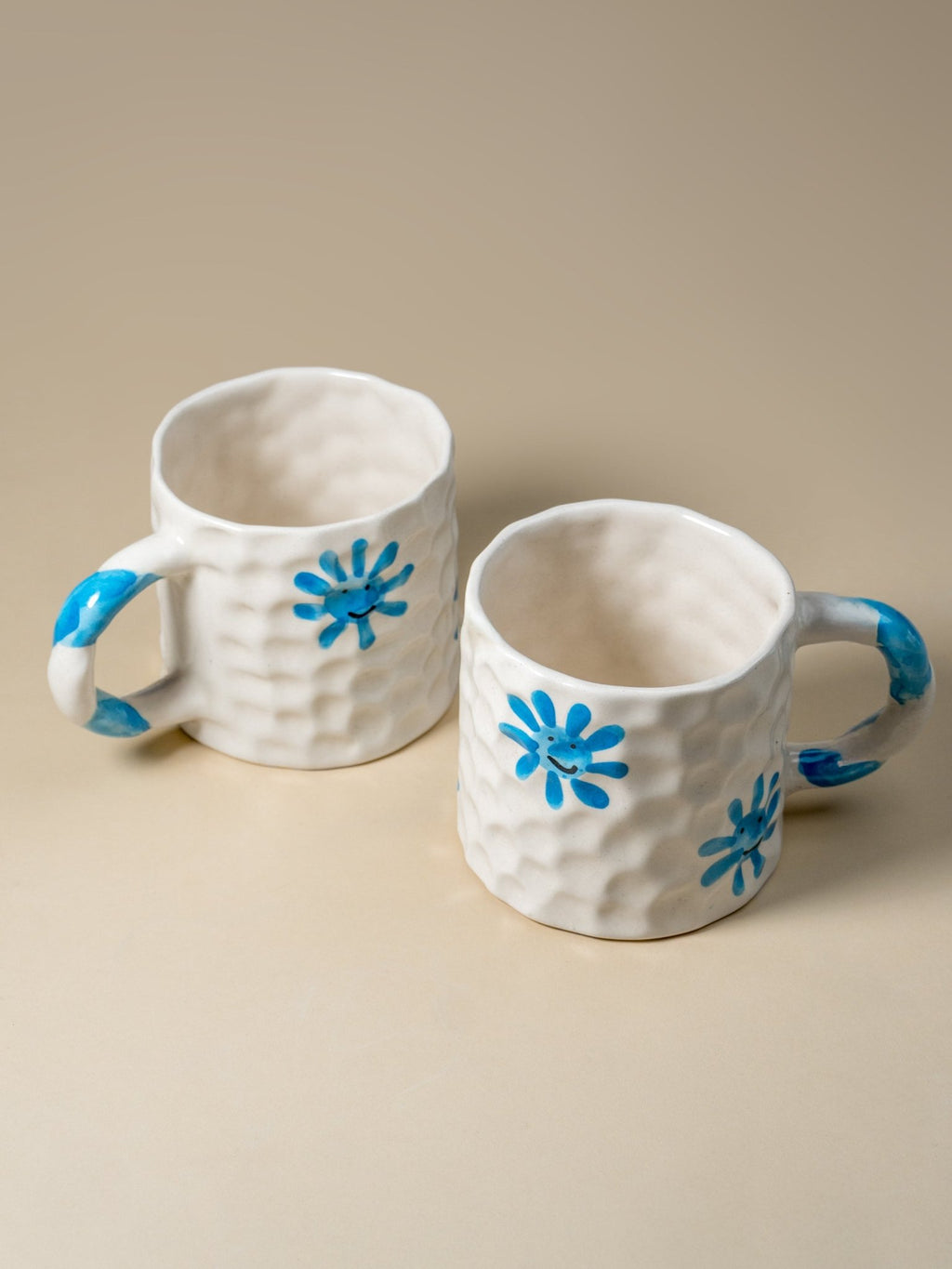 Smiley Daisy Hand-Painted Textured Mug – Blue - The Golden Theory