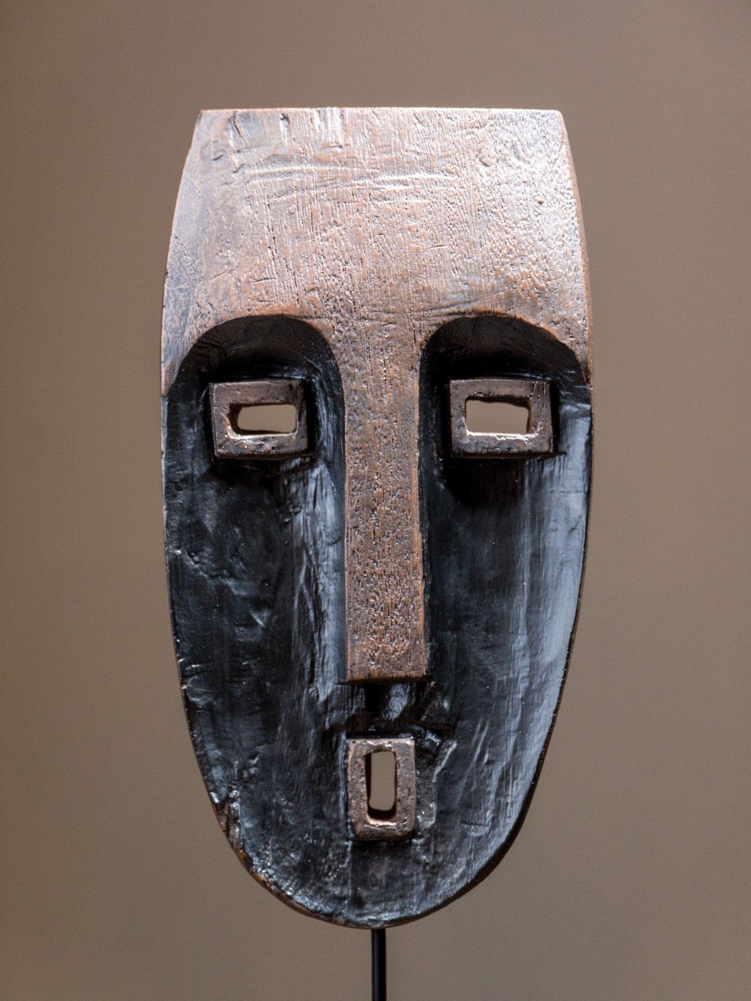 Tribal Wood-Look Mask Sculpture – Angular Face Statue Secondary image