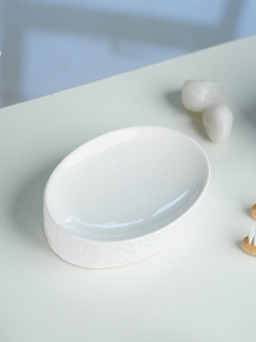 White Embossed Rose Ceramic Bathroom Set of 3 Secondary image