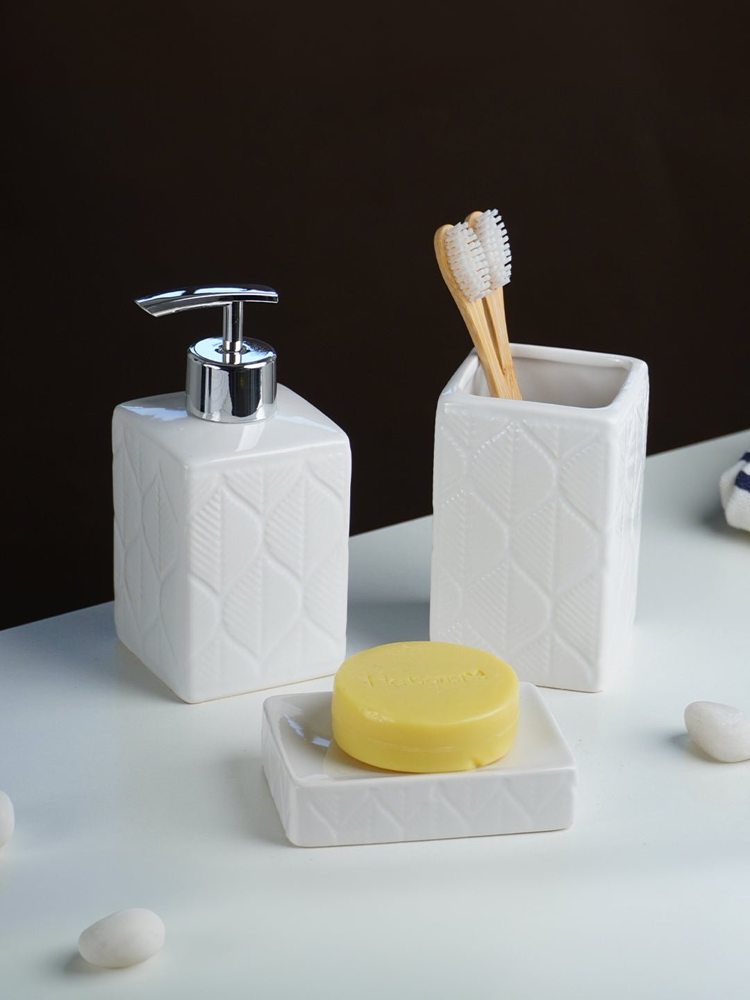 White Geometric Embossed Ceramic Bathroom Set of 3 - The Golden Theory