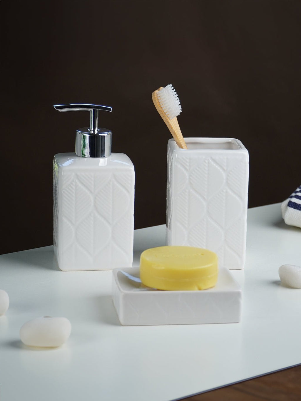 White Geometric Embossed Ceramic Bathroom Set of 3 - The Golden Theory