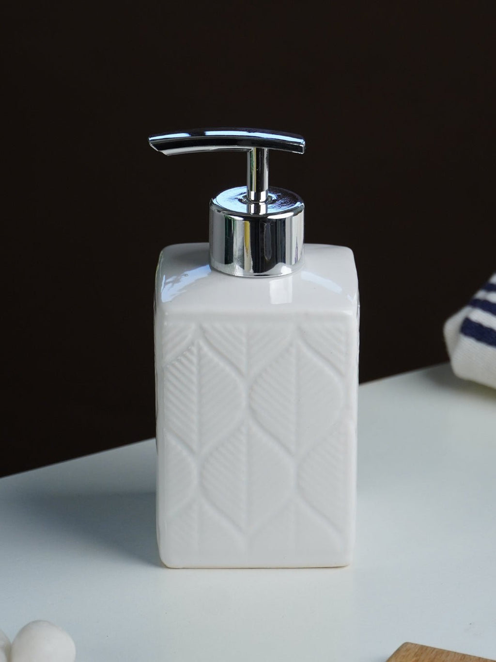 White Geometric Embossed Ceramic Bathroom Set of 3 - The Golden Theory