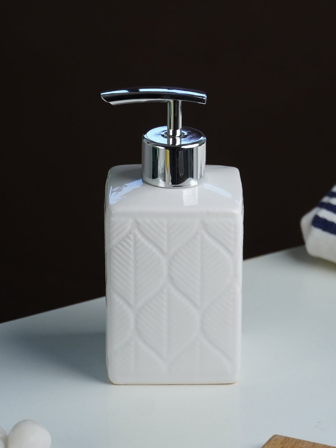 White Geometric Embossed Ceramic Bathroom Set of 3 - The Golden Theory